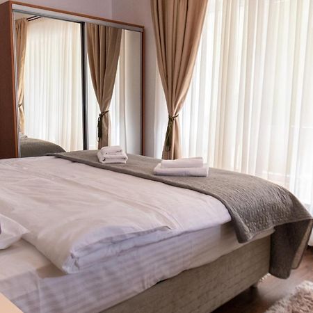Nature Apartment - Minutes Away From The Old Town And Afi Mall Braşov Dış mekan fotoğraf